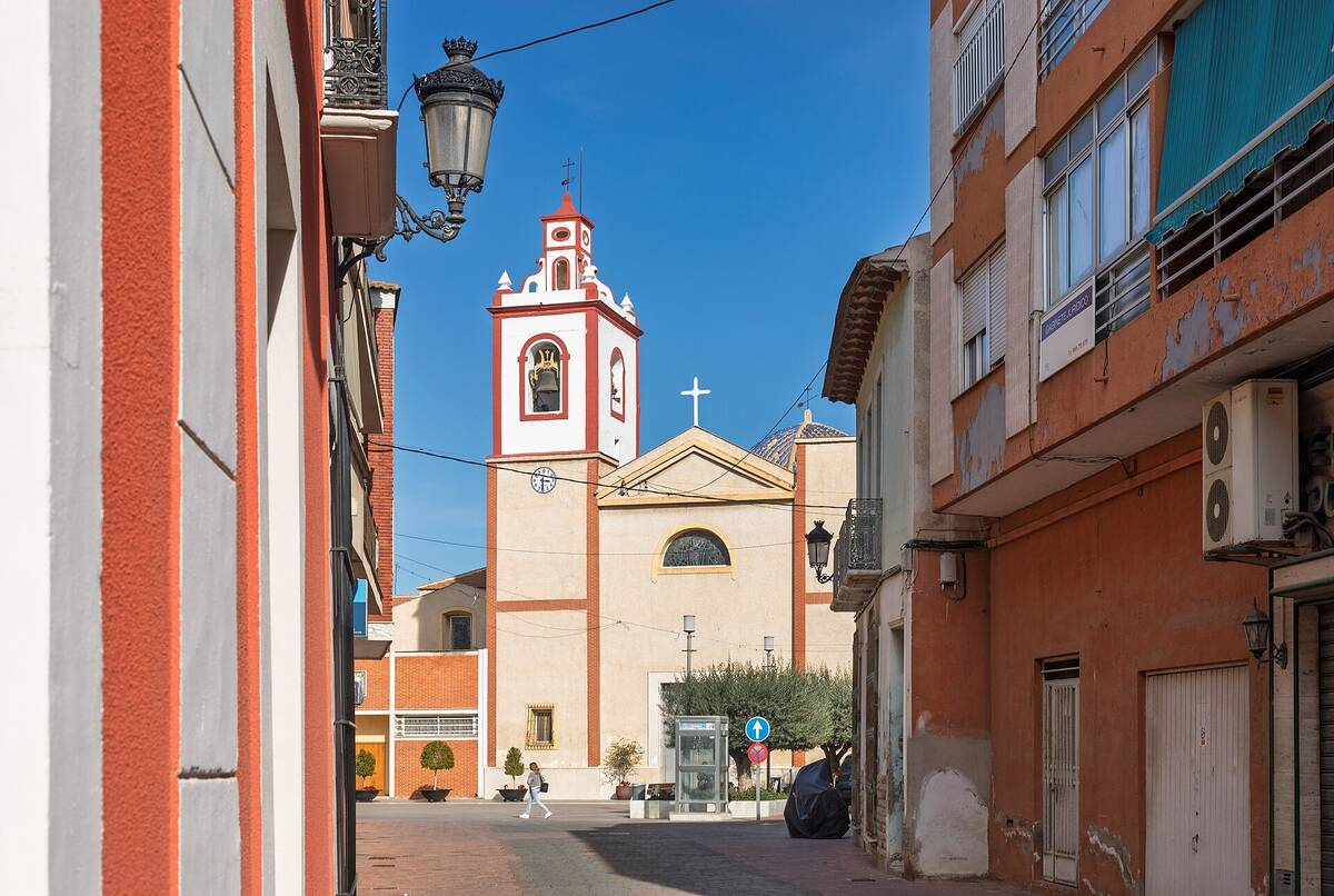 Calle Joaquín González hacia la plaza de la Iglesia, en Rojales